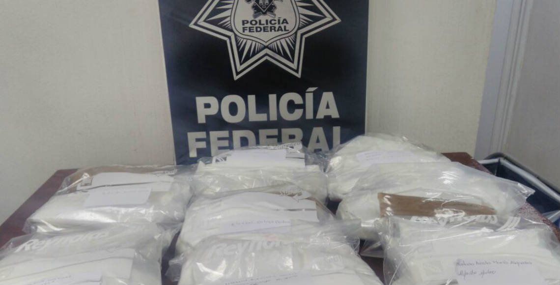 Detienen a ocho pasajeros del AICM con 7 kilos de cocaína adherida al cuerpo