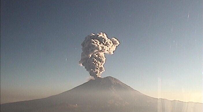 Exhalación de volcán Popocatépetl alcanza altura de cuatro kilómetros