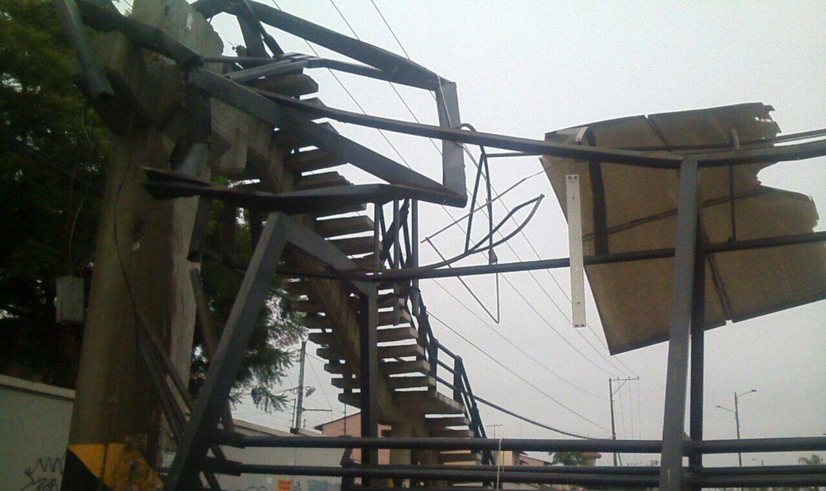 #Video Camión golpea puente peatonal en Ecuador