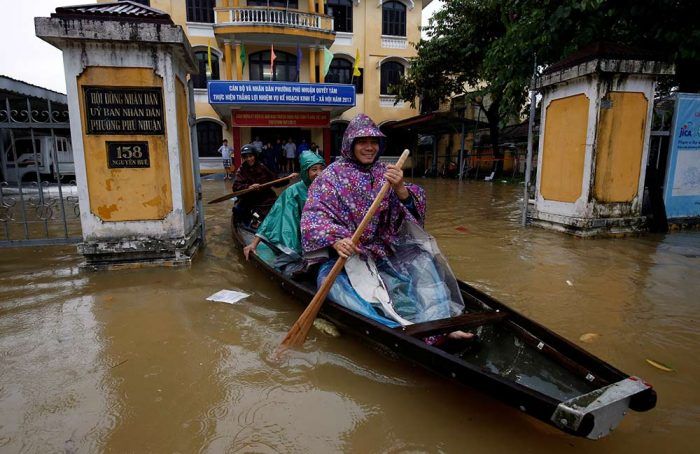 Van 47 muertos y 21 desaparecidos por tifón Damrey en Vietnam - TIFON-canoa-1