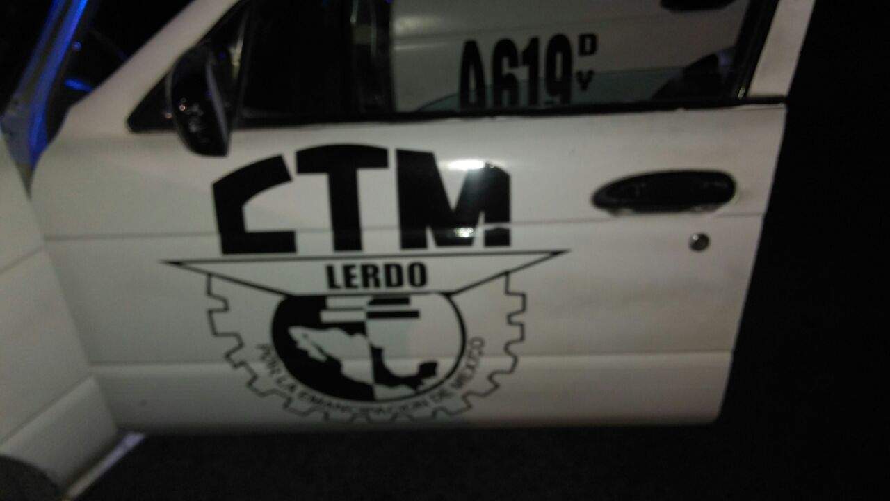 Hallan cadáver en cajuela de taxi robado tras persecución en Durango - Taxi-Gómez-Palacio