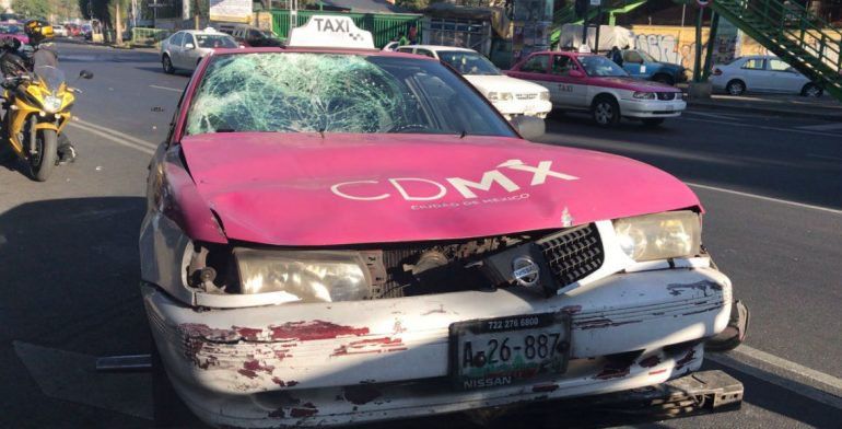 Taxi atropella a niño junto a su madre en la Morelos