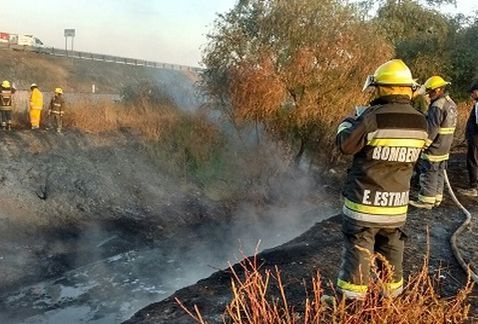 Se incendia toma clandestina en Tezoyuca