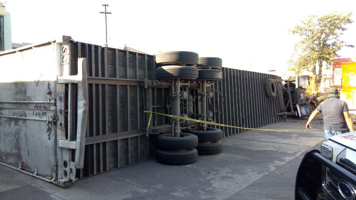 Choque de tráiler con gasolinera en Michoacán deja al menos cuatro muertos Choque de tráiler con gasolinera en Michoacán deja al menos cuatro muertos