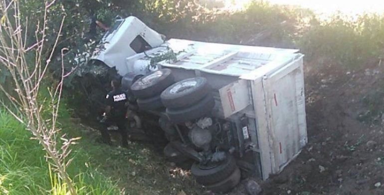 Camión de volteo causa accidente en la México-Toluca Camión de volteo causa accidente en la México-Toluca