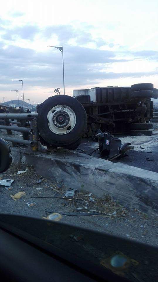 Accidente en la México-Puebla deja varios lesionados - Volcadura-México-Puebla-2