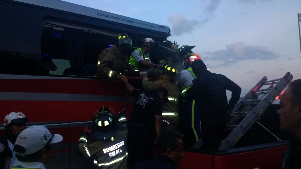 Accidente en la México-Puebla deja varios lesionados - Volcadura-México-Puebla-3