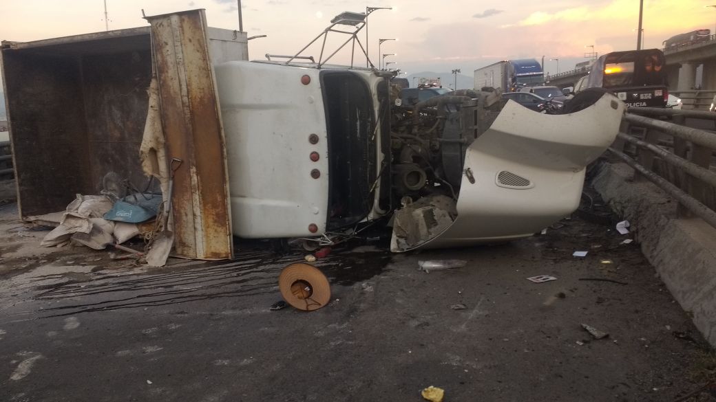 Accidente en la México-Puebla deja varios lesionados - Volcadura-México-Puebla-4