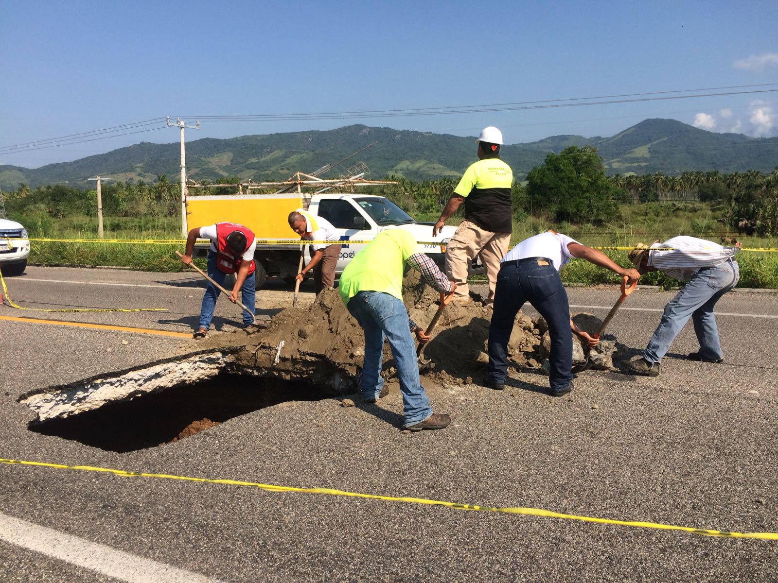 Se forma socavón en la Zihuatanejo-Acapulco - WhatsApp-Image-2017-11-02-at-2.24.45-PM
