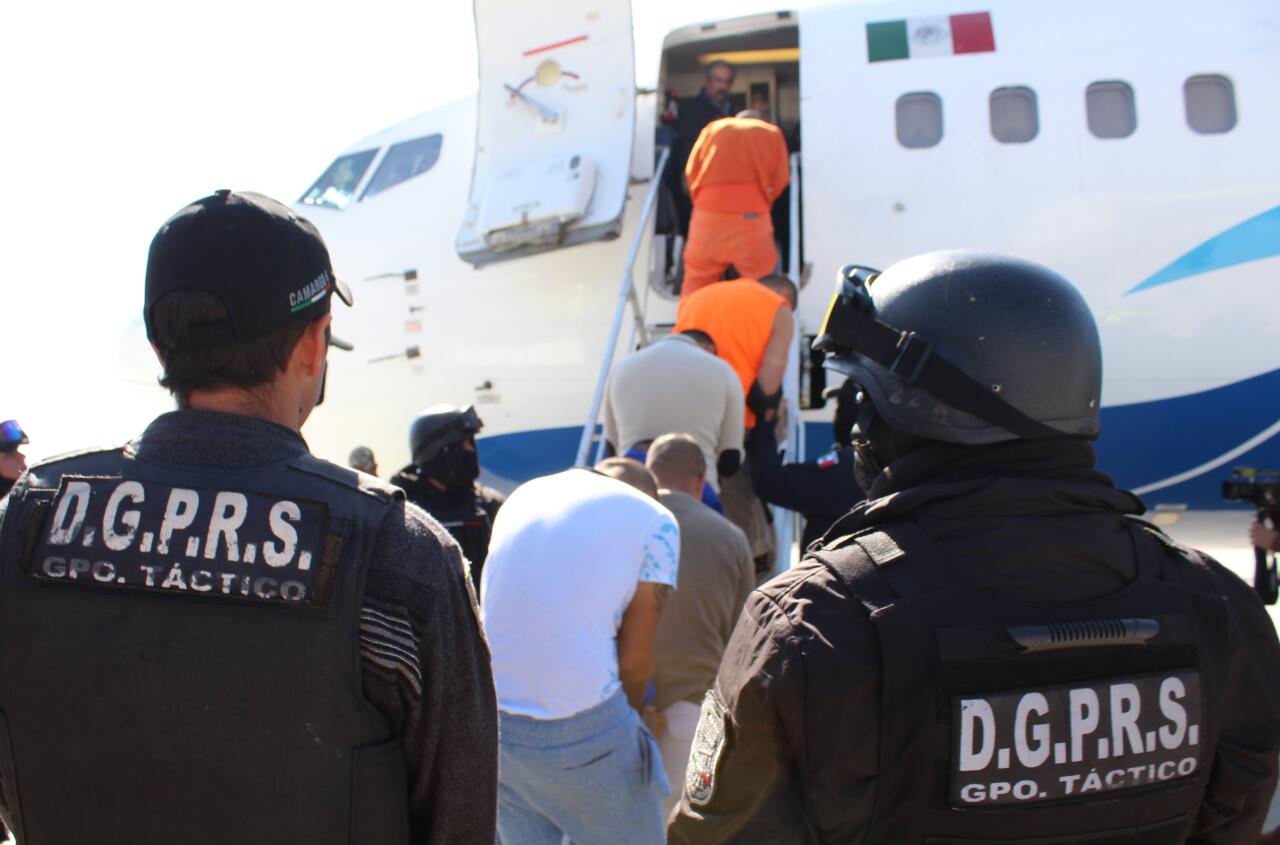 Trasladan a 49 reos de alta peligrosidad del Edomex a penales federales