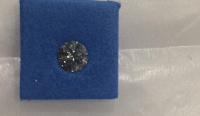 Detienen en AICM a español con 11 mil 500 diamantes