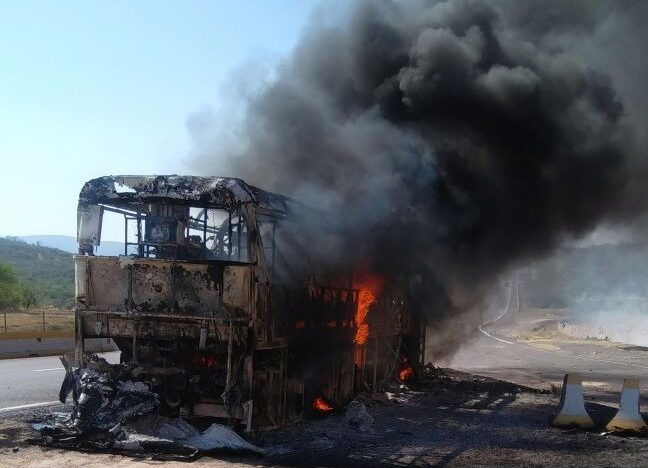 Se incendia autobús sobre la Autopista del Sol