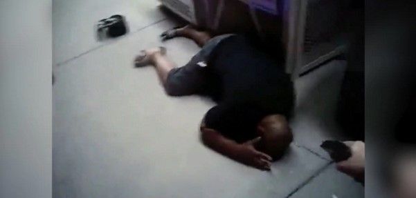 #Video Policía abate a hombre que usaba a mujer como escudo