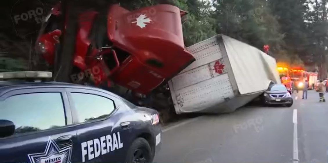 Tráiler vuelca en la México-Toluca y ocasiona caos vial por varios kilómetros Tráiler vuelca en la México-Toluca y ocasiona caos vial por varios kilómetros