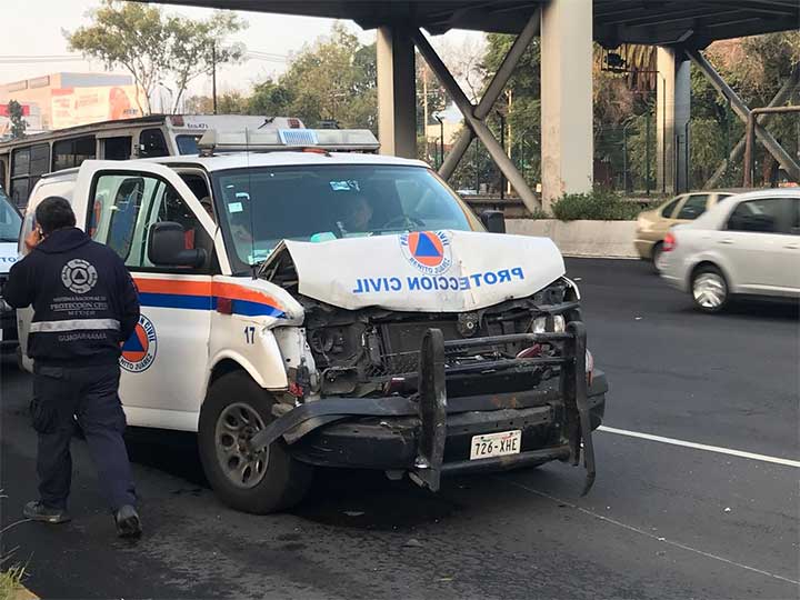 Choca microbús con ambulancia en Calzada de Tlalpan
