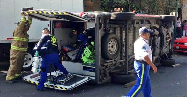 Vuelca ambulancia en la colonia Roma
