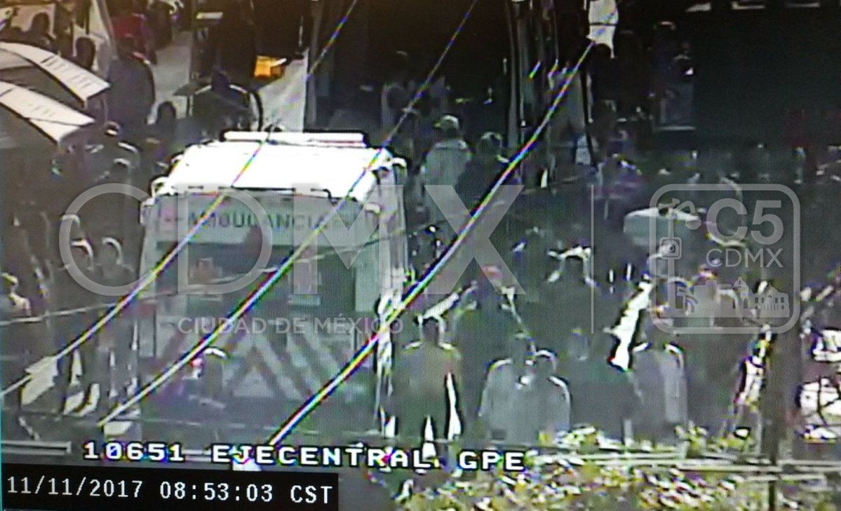 Atropellan a personas en puesto de comida de Eje Central