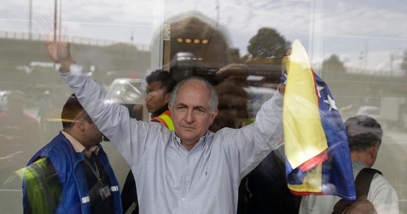 Alcalde de Caracas llega a Bogotá con dirección a Madrid