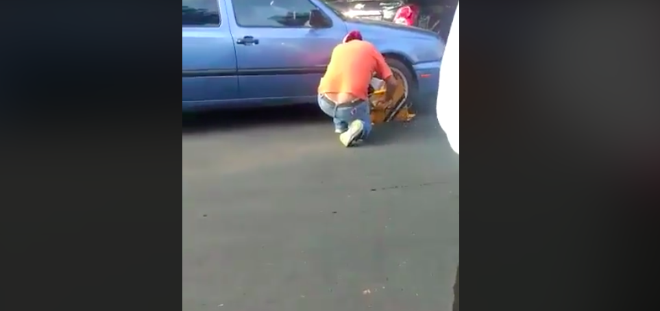 #VIDEO automovilista quita inmovilizador a su vehículo