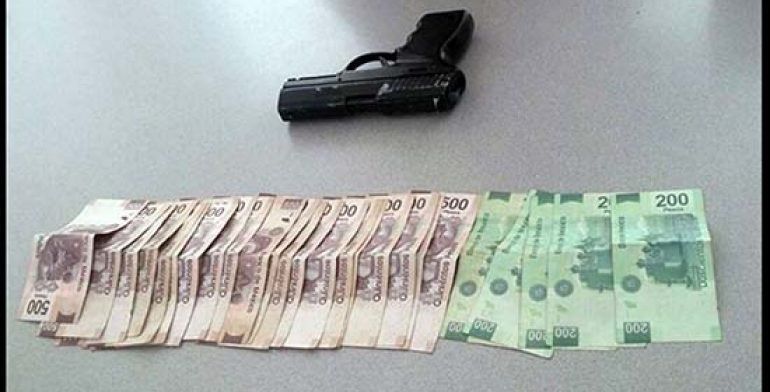 Detienen a dos con 30 mil pesos en efectivo y armas en Naucalpan