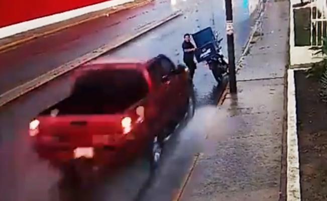 #Video Atropellan a vendedor de periódico en Villahermosa