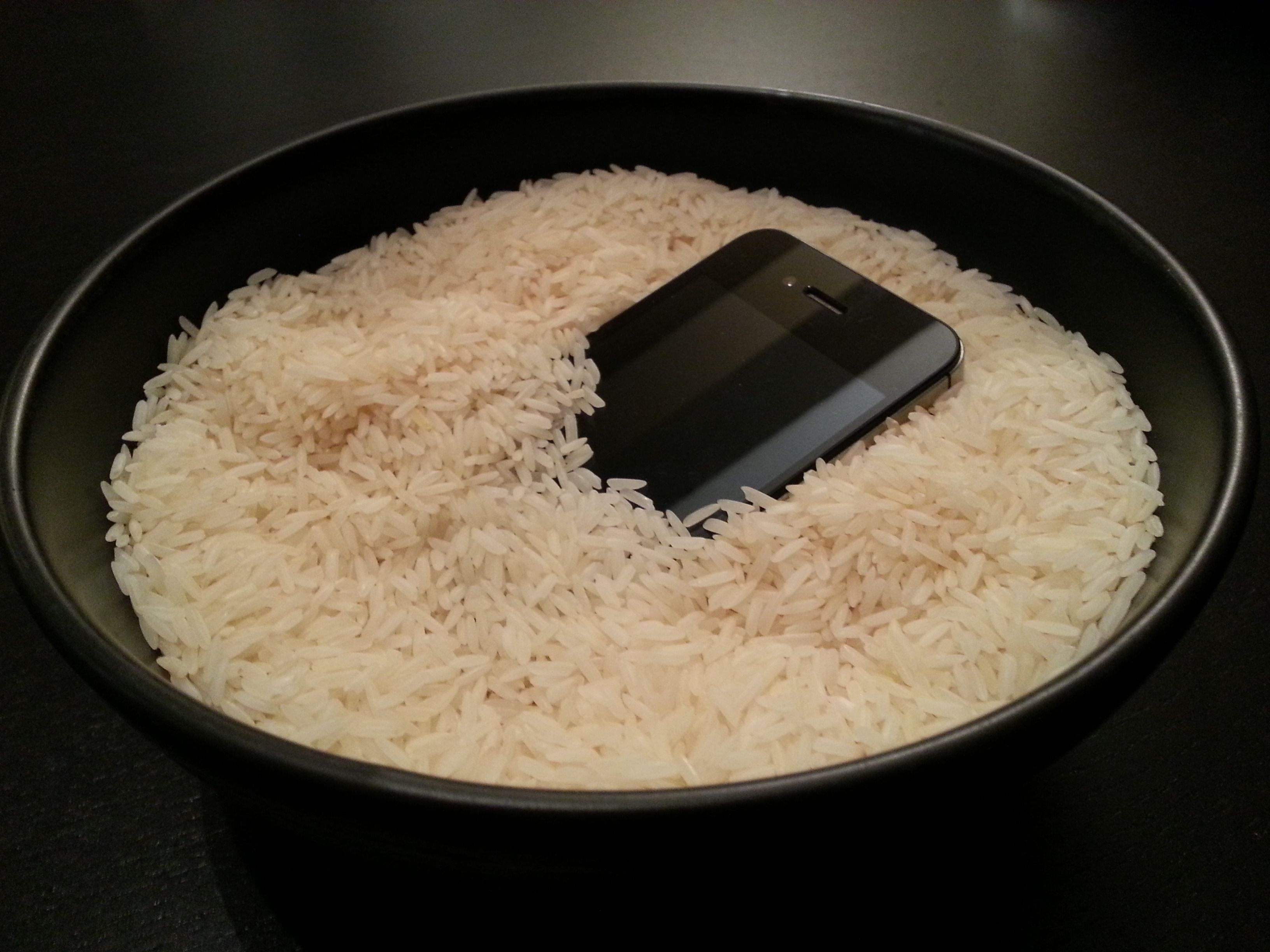¿Cómo salvar un teléfono mojado con arroz?