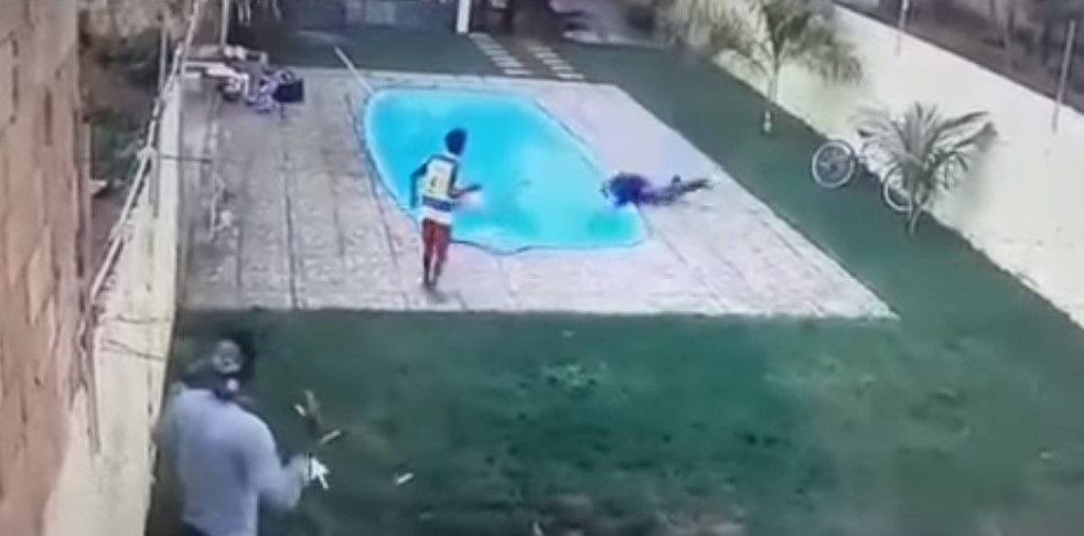 #Video Delincuente muere ahogado en alberca luego de recibir disparo #Video Delincuente muere ahogado en alberca luego de recibir disparo