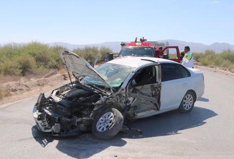 Conductor se distrae y choca con camión en Torreón