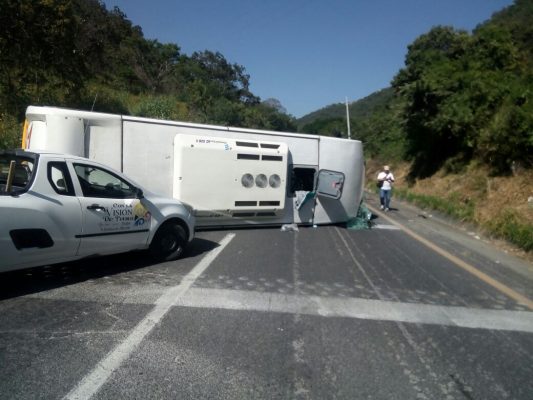 Vuelca autobús sobre carretera México-Cuautla - autobus-cuernavaca-32