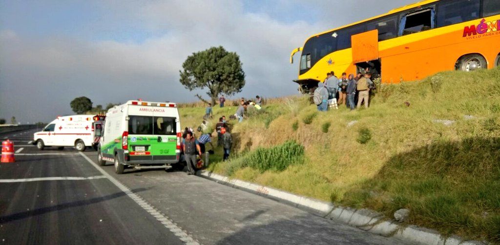 Autobús sin frenos deja 20 lesionados en la Autopista México-Puebla Autobús sin frenos deja 20 lesionados en la Autopista México-Puebla