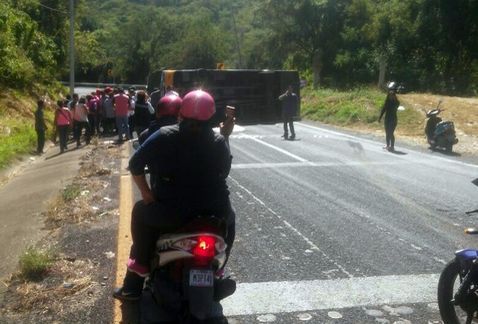 Vuelca autobús sobre carretera México-Cuautla