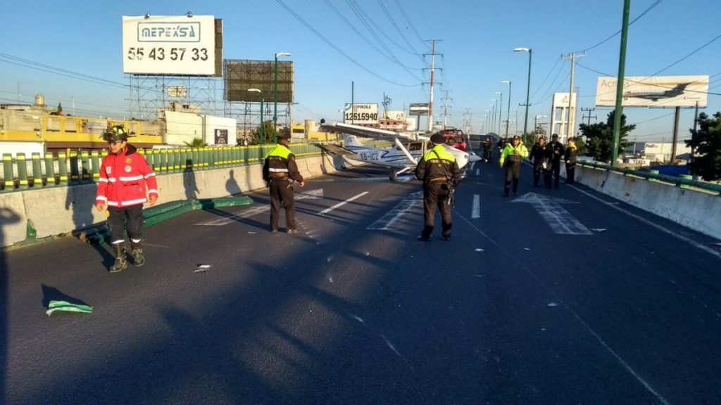 Avión pequeño aterriza de emergencia en Toluca - avioneta-toluca1-1024x576
