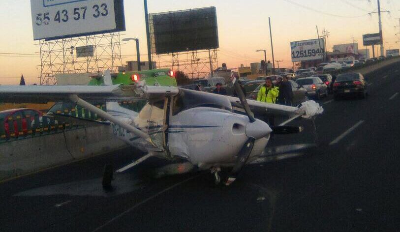 Avión pequeño aterriza de emergencia en Toluca