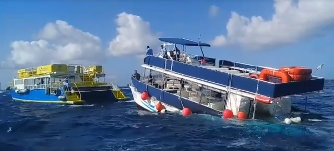 #Video Embarcación con 95 pasajeros naufraga en Cozumel