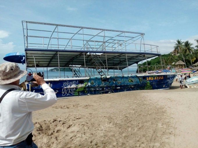 Ordenan retirar barco encallado en playa de Nayarit por riesgo a ecosistema