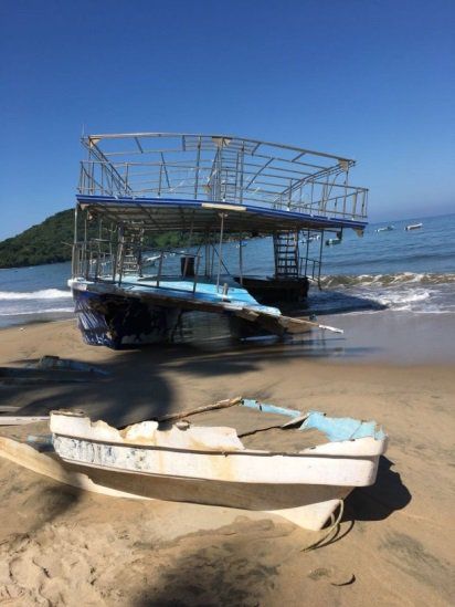 Ordenan retirar barco encallado en playa de Nayarit por riesgo a ecosistema - barco-nayarit
