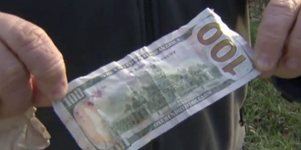 Niño devuelve cartera con más de mil dólares en Nueva York