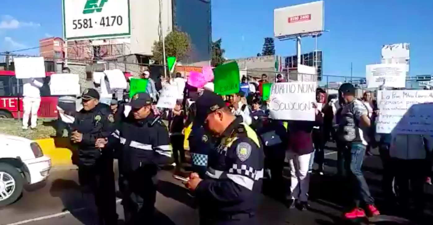 Padres de familia bloquean carriles de Circuito Interior