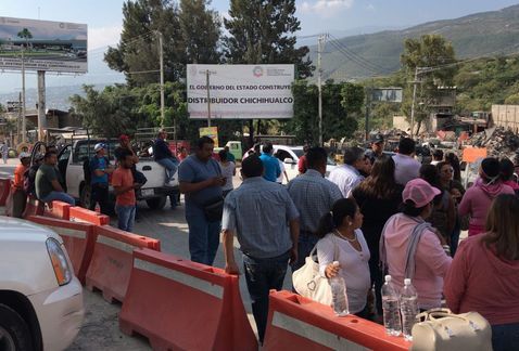 Padres bloquean carretera México-Acapulco para exigir revisión de kinder