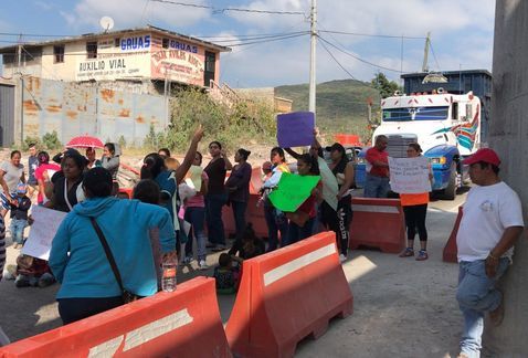 Padres bloquean carretera México-Acapulco para exigir revisión de kinder - bloqueo-chilpancingo
