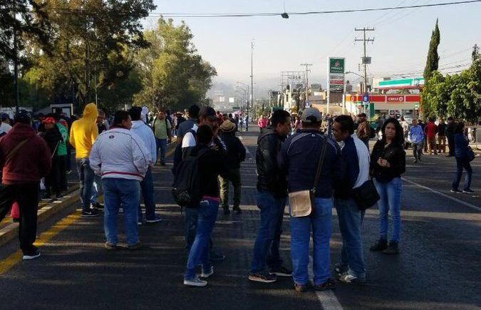 Sindicatos bloquean vialidades en Michoacán