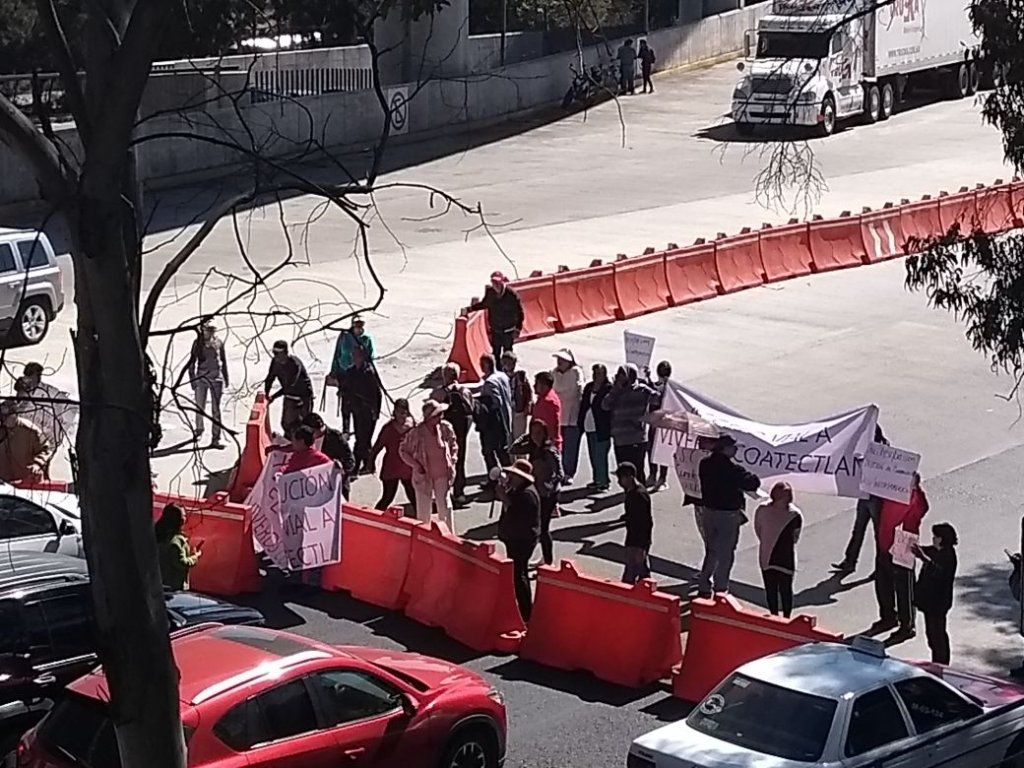 Manifestantes bloquean la  Autopista México-Cuernavaca