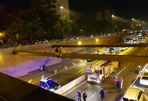 Bomberos rescatan a mujer a ocho metros de altura