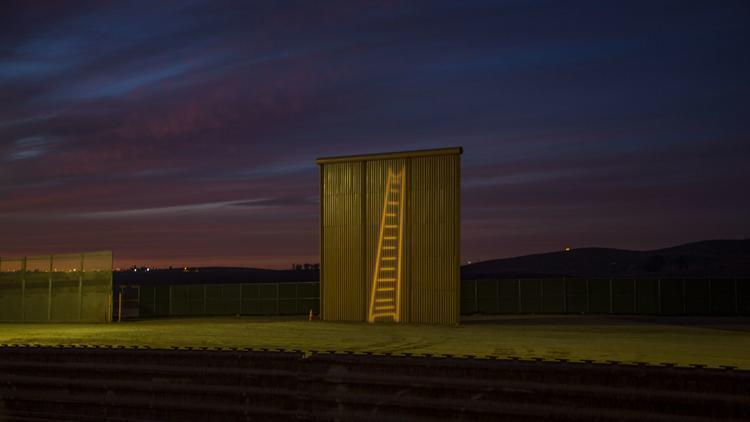 Protestan sobre prototipos del muro fronterizo