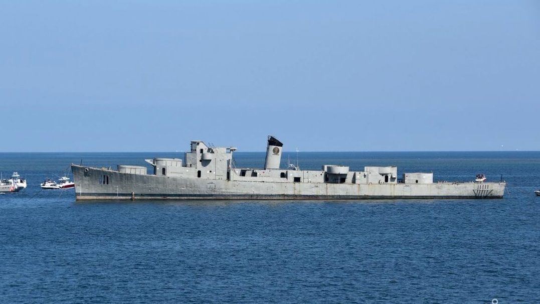 Hunden buque de la Marina para crear arrecife artificial