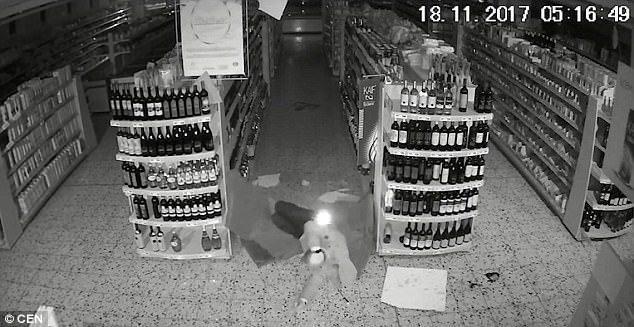 #Video Ladrón cae seis metros al entrar en un centro comercial