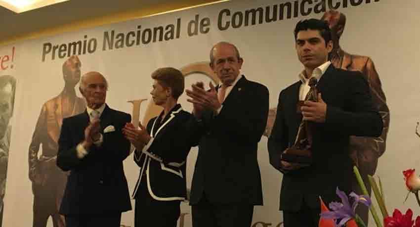 Reportero Carlos Jiménez recibe premio José Pagés Llergo