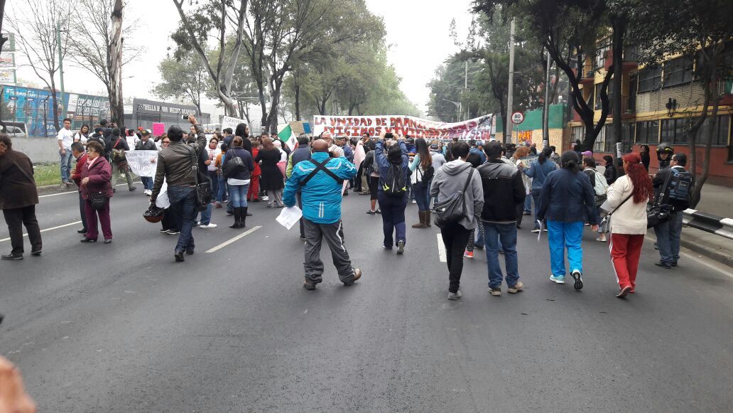 Damnificados por sismo bloquean avenidas de la capital exigiendo apoyos