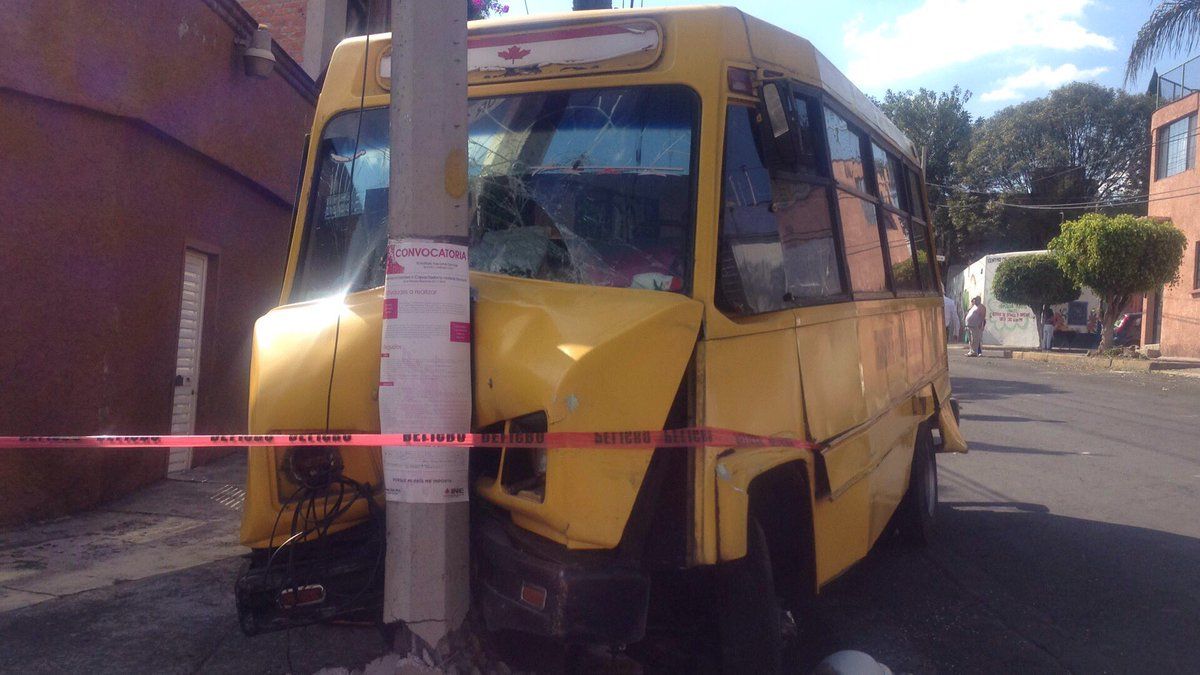 Choca camión escolar en la Álvaro Obregón