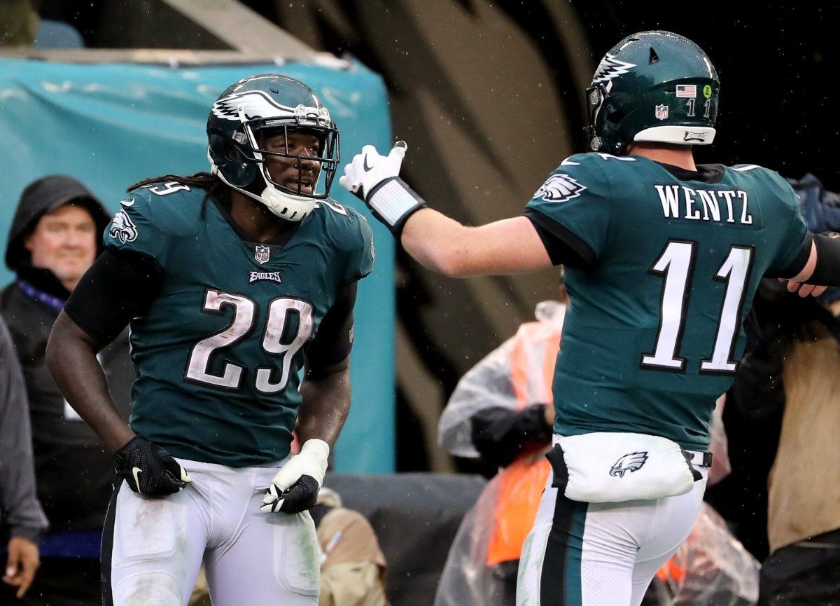Denver busca corregir rumbo en Filadelfia - carson-wentz